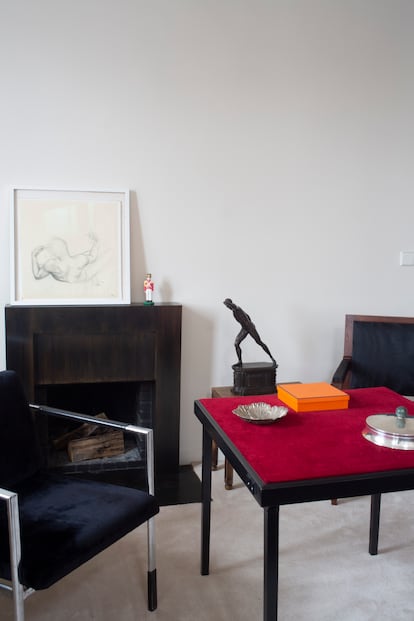 Sobre la chimenea, diseño de Derville, dibujo de Bernard Boutet de Monvel. Delante, sillón de André Arbus y, sobre la mesita, estatuilla de bronce de un gladiador que perteneció a la colección de Yves Saint Laurent. Cuenco de plata Buccellati y caja Christofle.