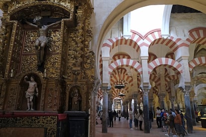 Un grupo de turistas en la Mezquita-catedral de Córdoba.