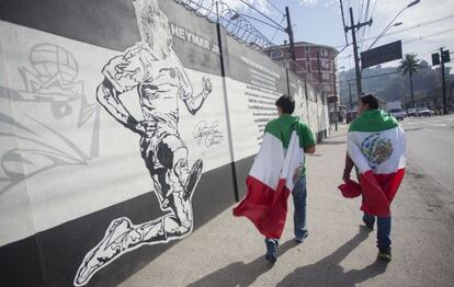 Torcedores mexicanos nos arredores do CT do Santos.