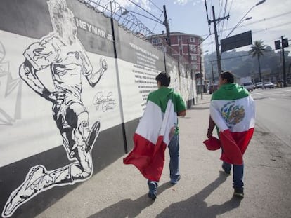 Torcedores mexicanos nos arredores do CT do Santos.