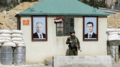 Un soldado ruso, en las afueras de Damasco (Siria) en marzo de 2018.