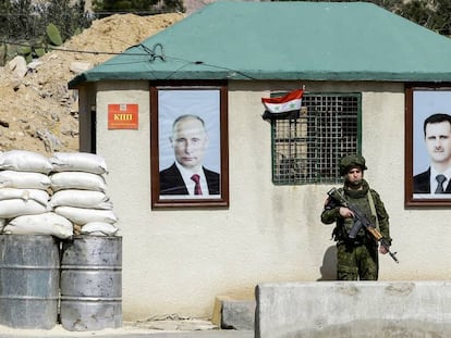 Un soldado ruso, en las afueras de Damasco (Siria) en marzo de 2018.