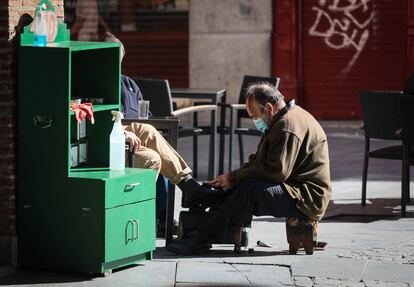 Un limpiador de botas en Madrid.