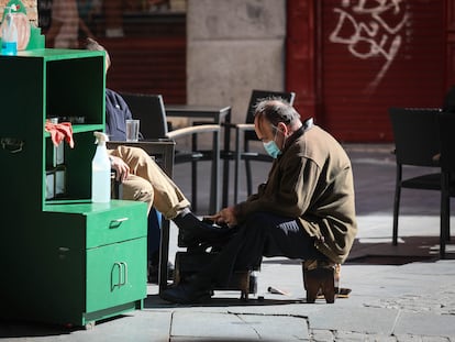 Un limpiador de botas en Madrid.