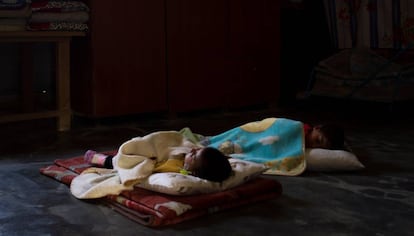 Dos niños duermen la siesta sobre unas mantas colocadas en el suelo de una vivienda del asentamiento temporal de Hauch er-Rafqa, en Líbano.