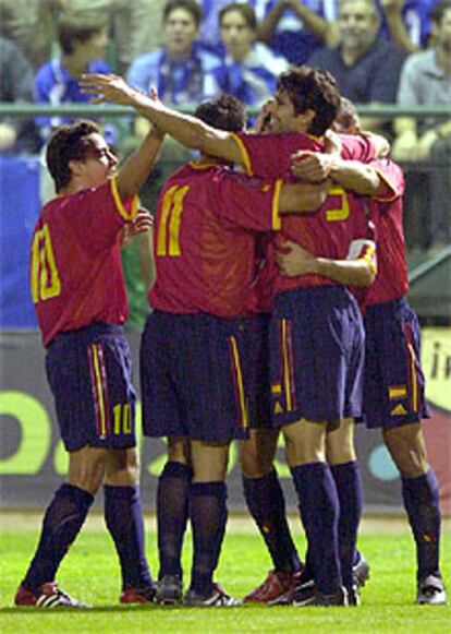 Varios jugadores de la selección se abrazan tras marcar Raúl el primer gol.