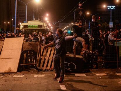 Minsk (Belarus), 10/08/2020.- People stand on a barricade during a protest the day after the presidential election, in Minsk, Belarus, 10 August 2020. Long-time President of Belarus Alexander Lukashenko won the elections by a landslide with 80 percent of the votes. The opposition does not recognize the results and has questioned the transparency of the counting process. (Elecciones, Protestas, Bielorrusia) EFE/EPA/YAUHEN YERCHAK