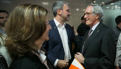 Carina Mejias, Jaume Collboni (c) y Xavier Trias (D) conversan en los pasillos del Ayuntamiento.