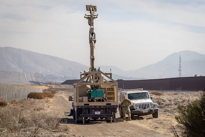Soldados estadounidenses observan una torre de vigilancia móvil desplegada en la frontera con México, en San Diego, California.