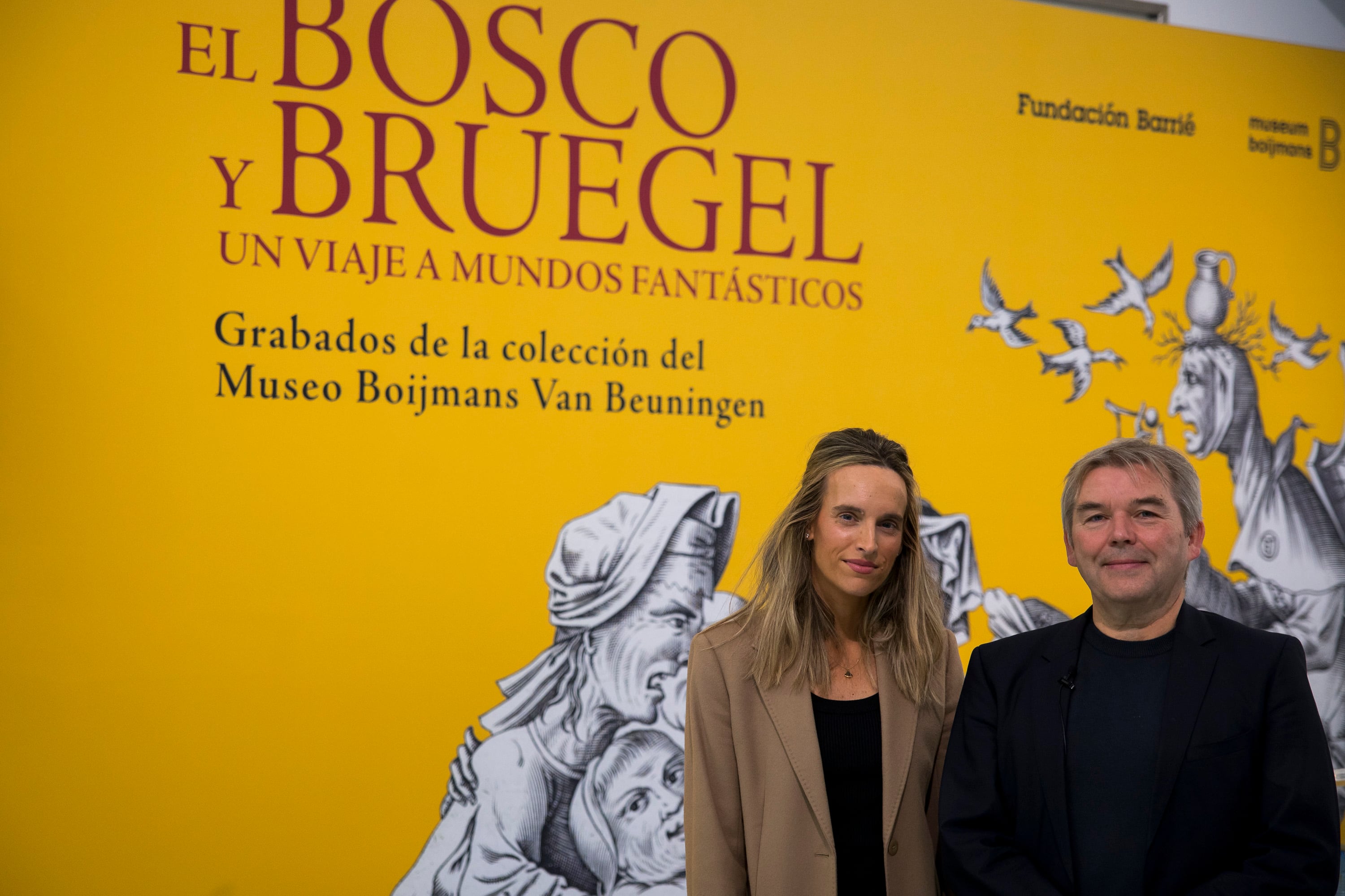 La directora de la Fundación Barrié de A Coruña, Carmen Arias, y el comisario de la exposición, Peter Van Der Coelen, este jueves.