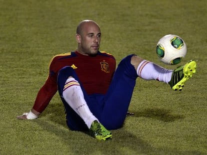 Reina juega con el bal&oacute;n durante un entrenamiento. 