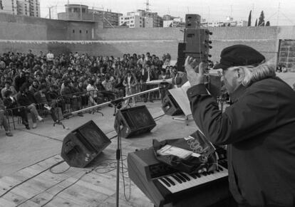 Rafael Alberti lee sus poemas a los presos de la cárcel de Carabanchel (Madrid) en 1985.