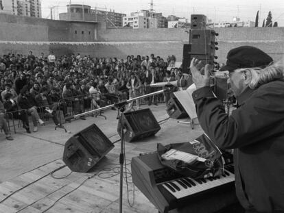 Rafael Alberti lee sus poemas a los presos de la cárcel de Carabanchel (Madrid) en 1985. 