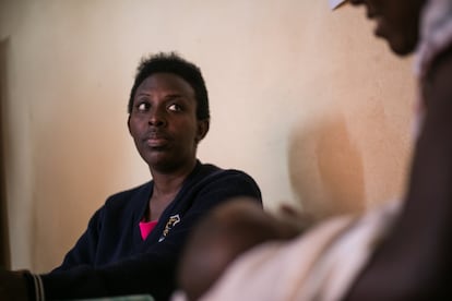<p>La psicóloga Esperance (a la izquierda) escucha a Gloria hablar sobre Innocent, su bebé de cuatro meses, nacido tras la violación. La oficina de Esperance se encuentra en una antigua habitación del Centro de Salud Mabanda, en la Provincia de Makamba, donde la luz natural y la pintura en la pared son escasas.</p> <p>Unicef y sus aliados en Burundi están fortaleciendo la capacidad de recuperación de las víctimas, a las que proporcionan atención médica y apoyo psicosocial.</p>