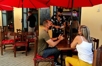 Una pareja, atendida en un restaurante en La Habana (Cuba).