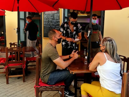 Una pareja, atendida en un restaurante en La Habana (Cuba).