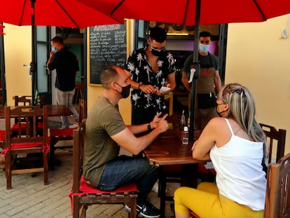 Una pareja es atendida en un restaurante, el pasado septiembre, en La Habana (Cuba).