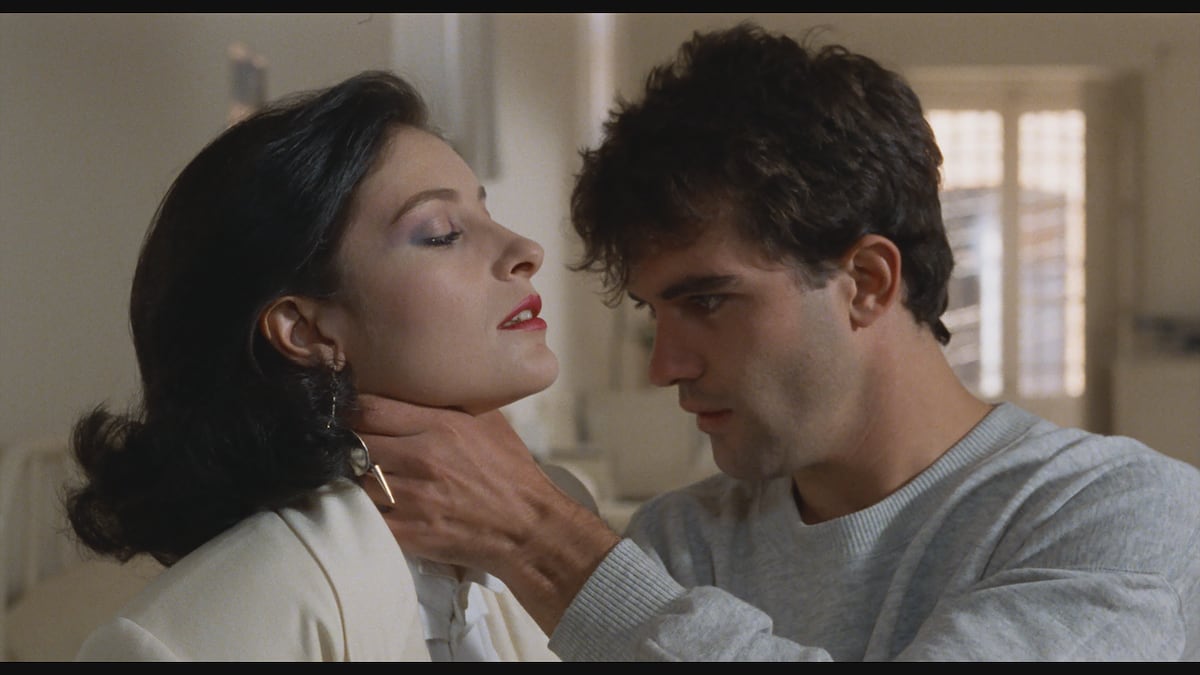 “Ana Belén no quería desnudarse. Gran error por su parte”: génesis y legado de ‘Matador’, la película más extraña de Almodóvar