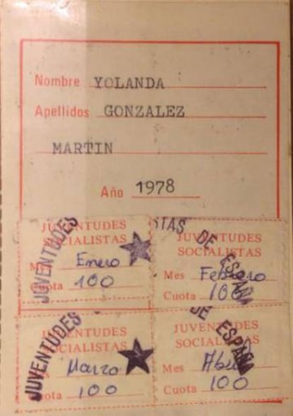 Carnet de militante de las Juventudes Socialistas de Yolanda González. Imagen del libro 'No te olvides de mí. Yolanda González, el crimen más brutal de la Transición' (Planeta).