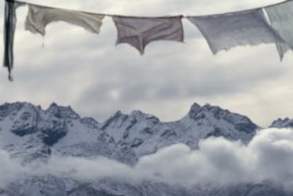 Banderas de oración en el trekking del Goecha La, en la región india de Sikkim.