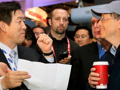 El director de medios digitales de Samsung, Choi Gee-sung, charla con Bill Gates en la feria de informática de Las Vegas.