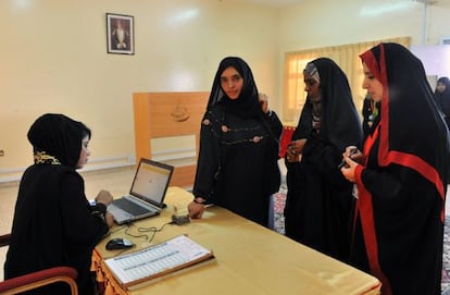 Mujeres omaníes votan en un centro electoral en Muscat, ayer