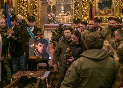 La primera ministra de Finlandia, Sanna Marin, deposita un ramo de flores en el féretro del combatiente ucranio Dmitro Kotsiubailo, alias 'Da Vinci'.