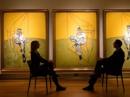 Dos visitantes, ante el tr&iacute;ptico de Francis Bacon &#039;Tres estudios de Lucien Freud&#039;. 