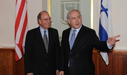 El mediador estadounidense George Mitchell, a la izquierda, se entrevista con el primer ministro israelí, Benjamin Netanyahu.