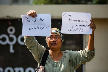 Un manifestante muestra un cartel en una protesta contra la junta militar birmana el viernes en Yangón (Myanmar).