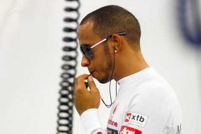 Lewis Hamilton, de McLaren, pasea por el garaje de su equipo.