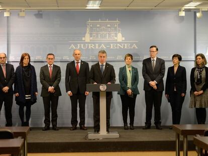 El lehendakari Urkullu lee una declaración de condena de los atentados de Bruselas acompañado por los miembros de su gabinete.