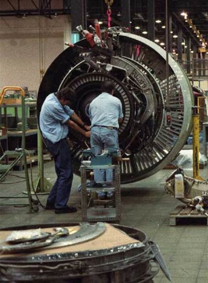 Taller de revisión y reparación de motores de Iberia en Barajas.