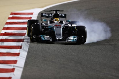 Lewis Hamilton sale de una curva.