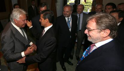 Felipe González saluda al presidente de México, Enrique Peña Nieto, en presencia del presidente del Grupo Prisa, Juan Luis Cebrián, a su llegada al foro 'México, reformar para crecer'.