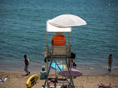 24/06/20 Dia de Sant Joan, un socorrista en la playa de la Barceloneta. Barcelona, 24 de junio de 2020 [ALBERT GARCIA] 
