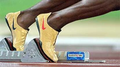 Las zapatillas del atleta Michael Johnson, enfocadas en la posición de salida, durante la carrera semifinal clasificatoria de los 400 metros de los Juegos Olímpicos de Sydney, en 2000.