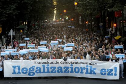 Manifestación celebrada ayer por las calles de Bilbao mientras el Constitucional decidía sobre la coalición Bildu.