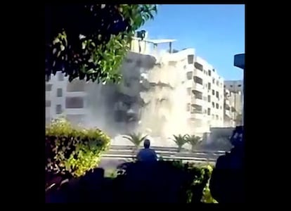 Entre las imágenes obtenidas por Human Rights Watch se encuentra esta captura de un vídeo que muestra a soldados y contratistas civiles sirios que supervisan la demolición con explosivos de un edificio de apartamentos en el barrio Zahirat de Damasco. El vídeo fue grabado a finales septiembre 2012.