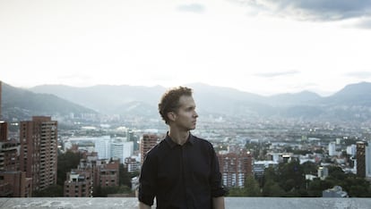 Camilo Restrepo, en la azotea de la torre 5G de Medellín (Colombia), que proyectó en 2006.