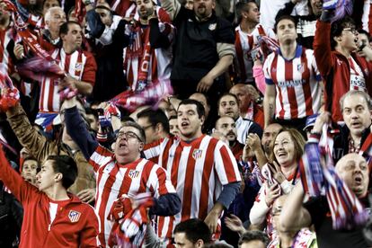 Los aficionados rojiblancos festejan una ocasión de gol de Fernando Torres.