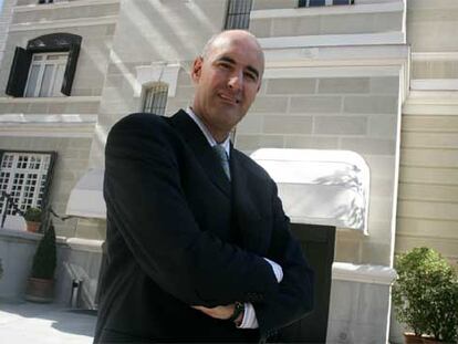 Mauro F. Guillén, ante la sede de la Fundación Rafael del Pino en Madrid.