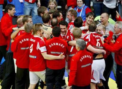 La selección danesa celebra el título conseguido