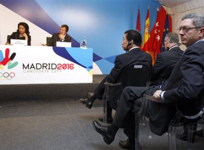 Alberto Ruiz-Gallardón (a la derecha), ayer durante la rueda de prensa del COI.