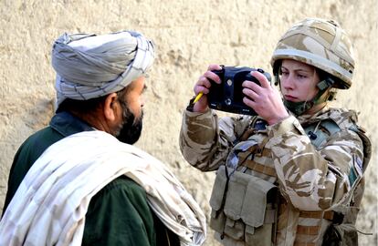 Una soldado británica toma una fotografía de la retina de un hombre para su identificación (Fotografía proporcionada por el Ministerio de Defensa británico).