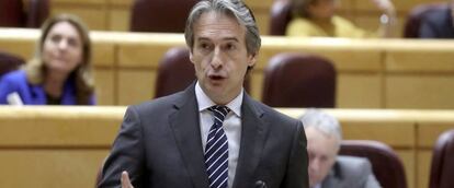 El ministro de Fomento, Íñigo de la Serna, durante una reciente sesión de control al Gobierno en el Senado.