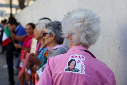 Una simpatizante de Xóchitl Gálvez, hace fila en espera de que abran las urnas, en Ciudad de México.