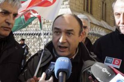 El representante de los trabajadores de banca de UGT, Francisco Cabaña, atiende a los medios durante la manifestación ante el Edificio Botines de León donde hoy se ha reunido el Consejo de Administración de Caja España-Duero, con carácter extraordinario, para analizar la situación de la entidad financiera.