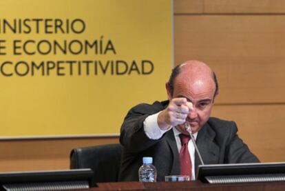 Luis de Guindos, durante la presentación de la reforma financiera ayer en la sede del Ministerio de Economía y Competitividad.