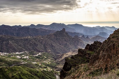 Vista de la Caldera de Tejeda desde la ruta senderista entre la Cruz de Tejeda y Artenara, en Gran Canaria. 